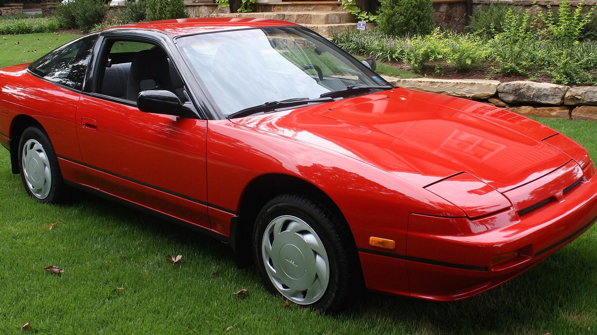 Nissan 240SX rouge illustrant une 240sx automatic à contrôler avant achat