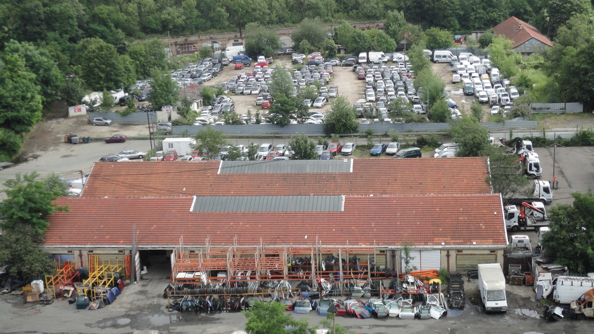 Parc de véhicules en casse auto, repère pour chercher une casse auto à Nantes