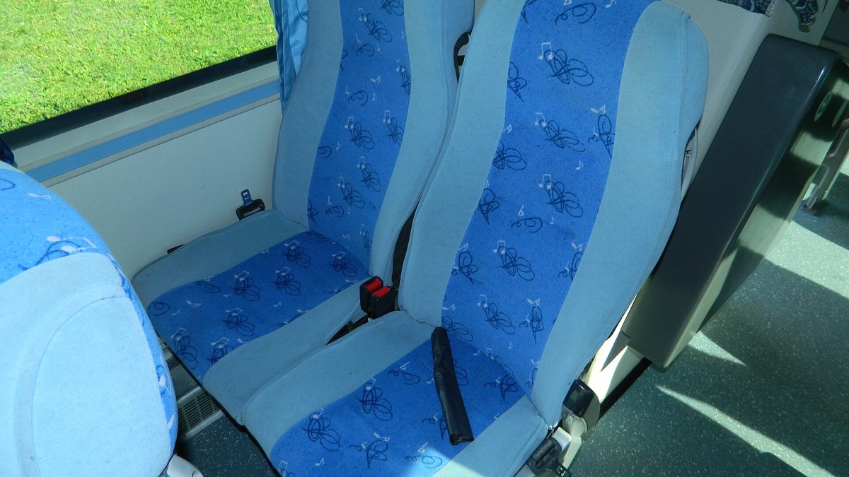 Rangées de sièges dans un autocar pour estimer le nombre de places dans un bus