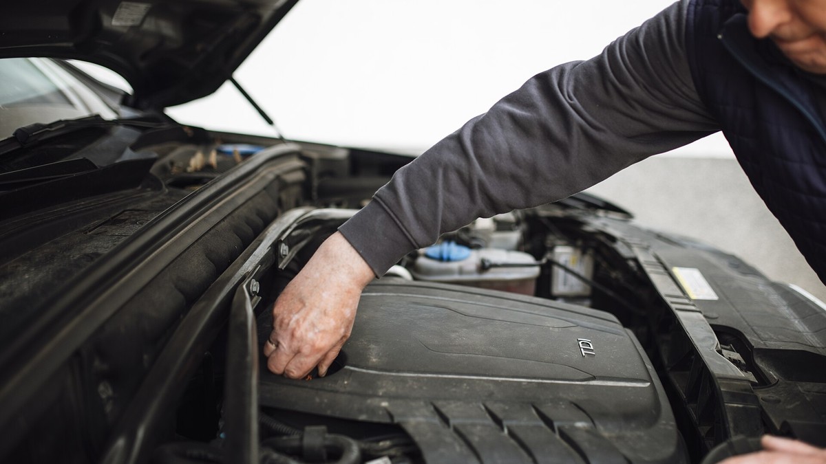 Moteur de voiture inspecté pour diagnostiquer un défaut moteur sur Peugeot 308