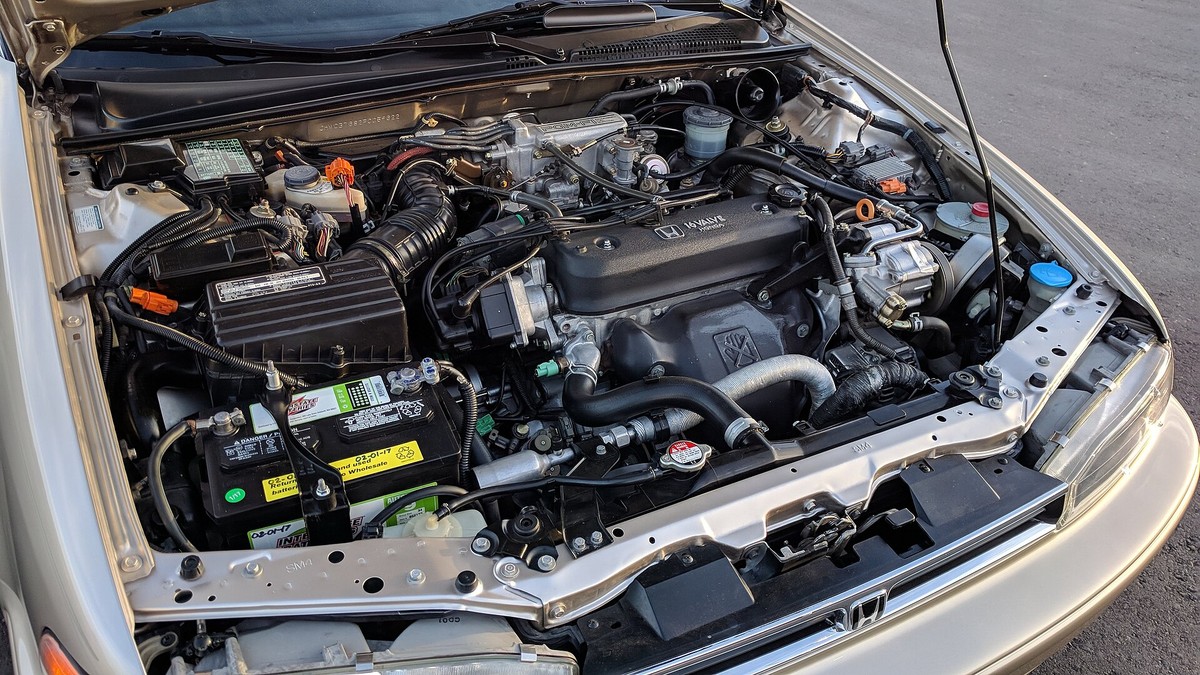 Compartiment moteur essence propre pour vérifier la fiabilité mécanique