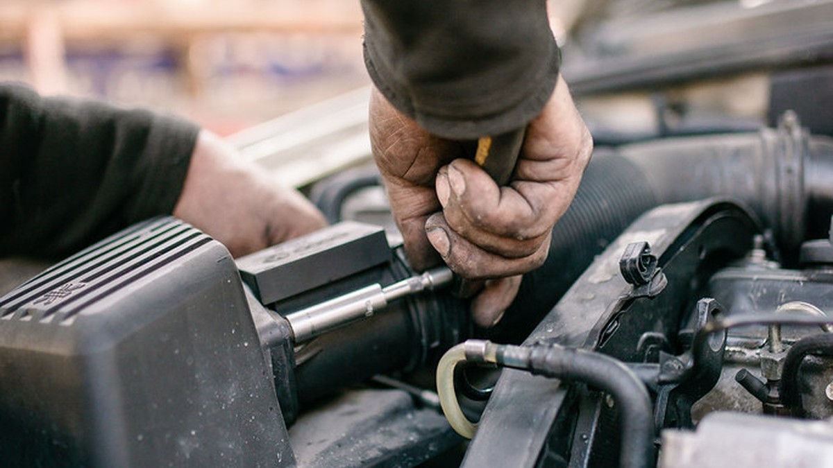 Mécanicien dans un garage automobile proposant un paiement en plusieurs fois pour une réparation