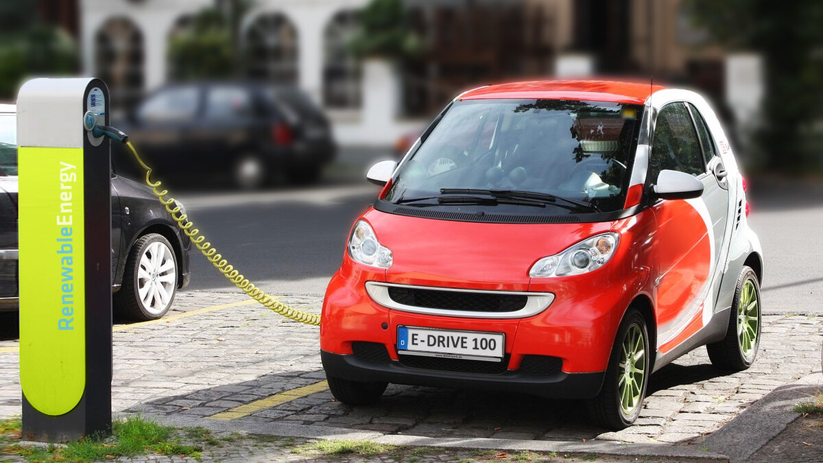 Voiture électrique en recharge pour comparer les marques disponibles