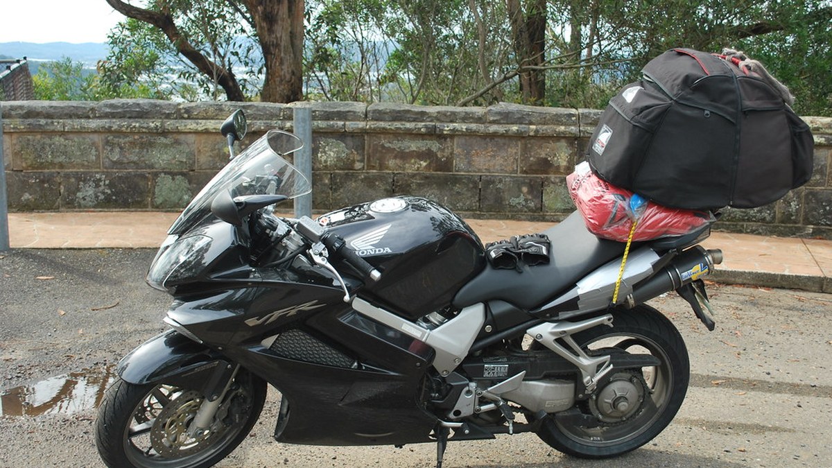 Moto équipée pour le tourisme et les longs trajets, stationnée avec bagages