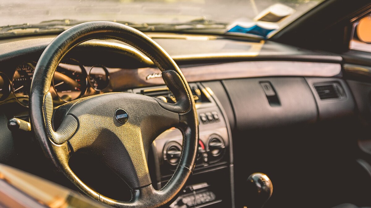 Intérieur de voiture illustrant une lecture de carte grise et de la case P.2