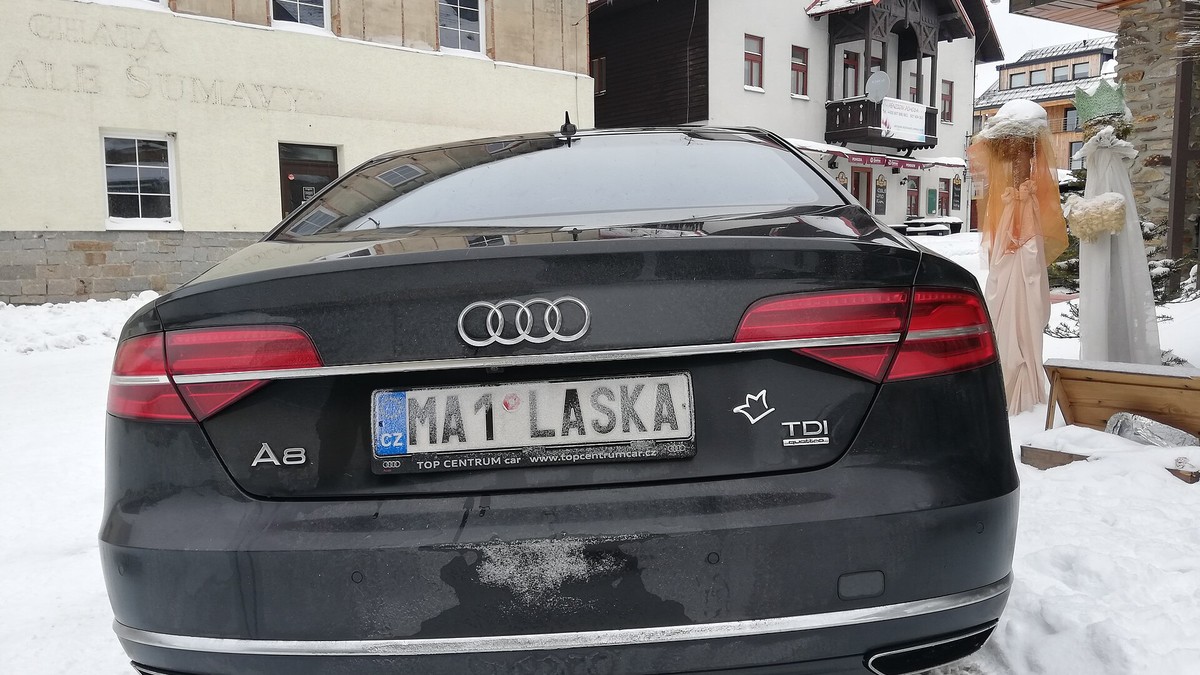 Voiture avec plaque CZ de République tchèque