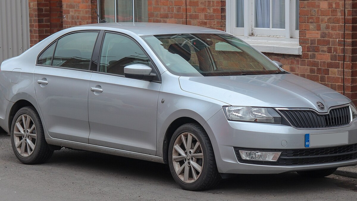 Skoda Rapid grise utilisée pour illustrer une recherche Rapid automatic et les contrôles avant achat