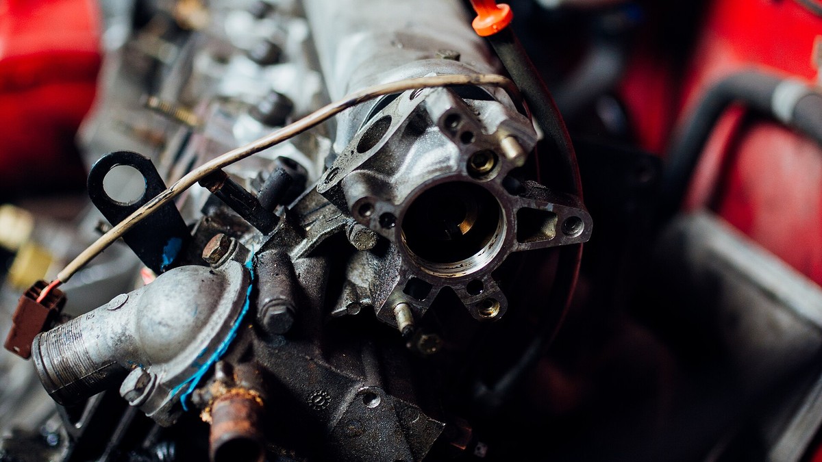 Mécanicien inspectant un moteur automobile pour prévenir une casse moteur