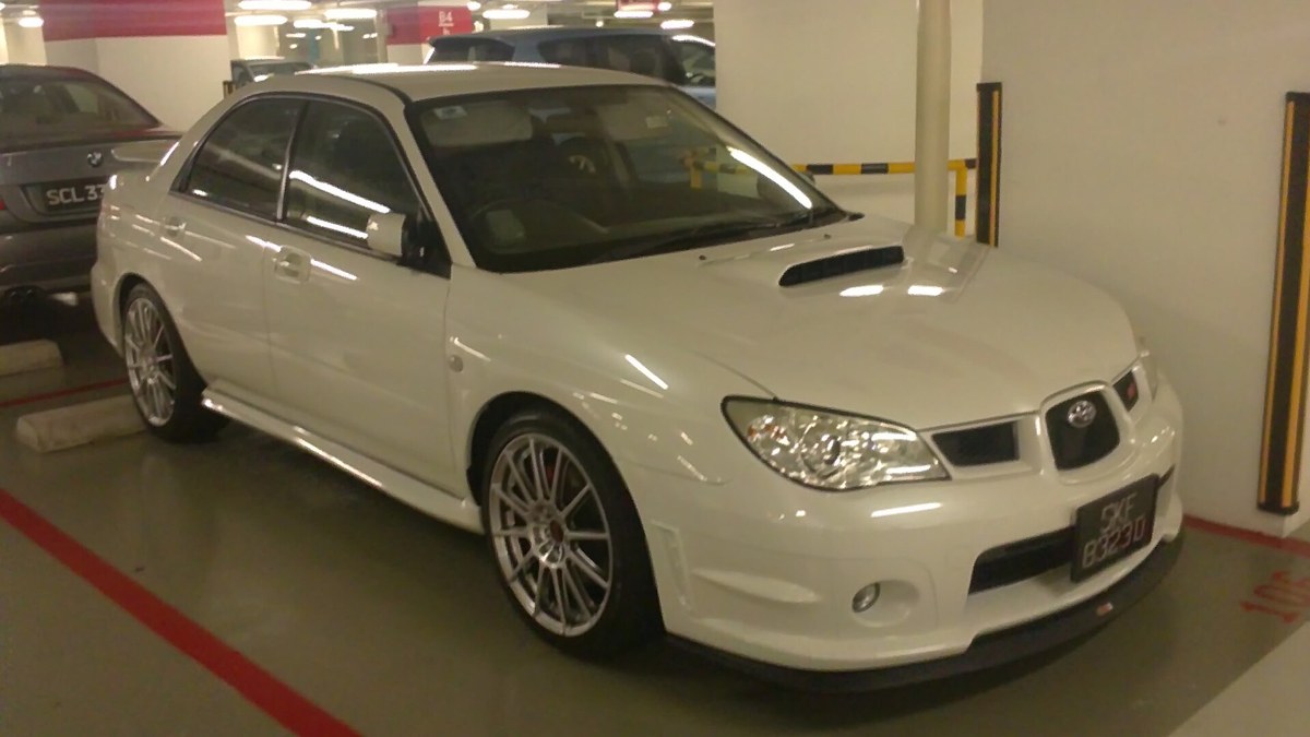 Subaru WRX STI bleue vue de trois quarts pour illustrer un guide Subaru WRX STI auto