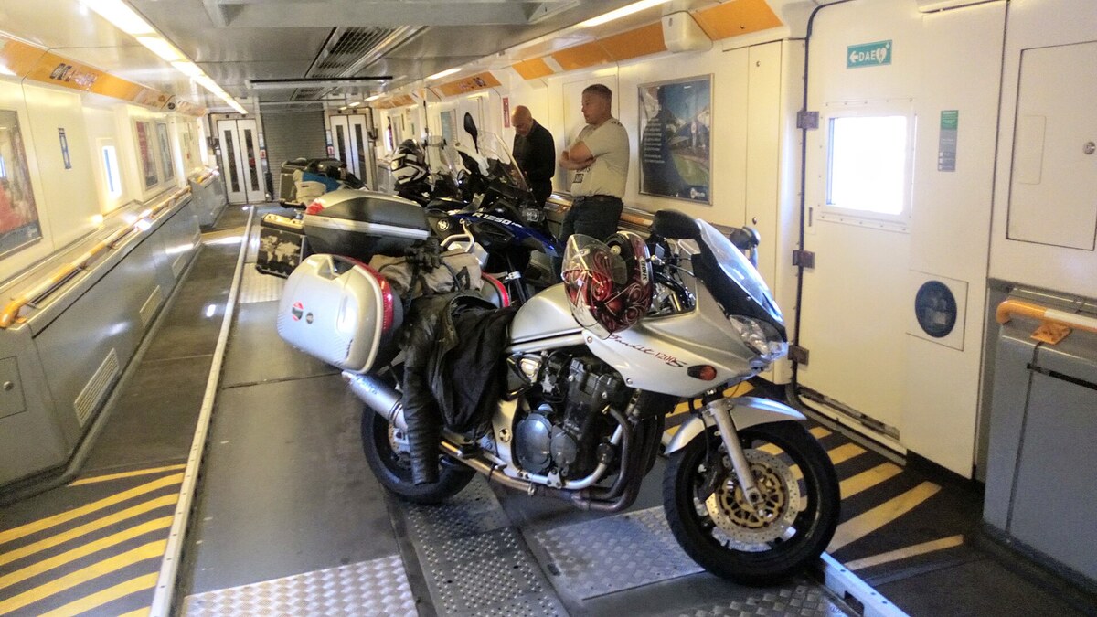 Moto chargée dans une navette du tunnel sous la Manche
