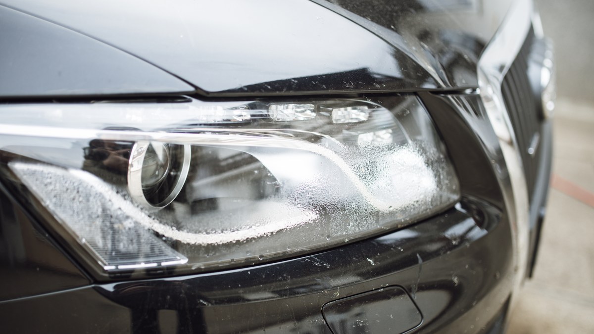 Phare de voiture terni à nettoyer avec une méthode douce avant de reprendre la route.