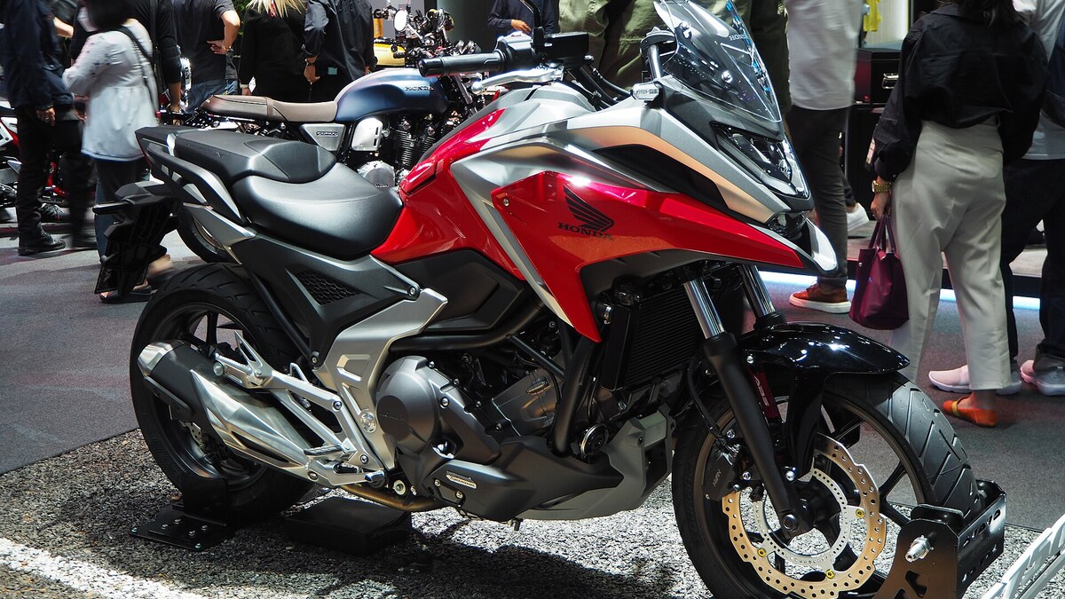 Honda NC750X DCT exposée, exemple de moto automatique pour comparer les modèles et l’achat