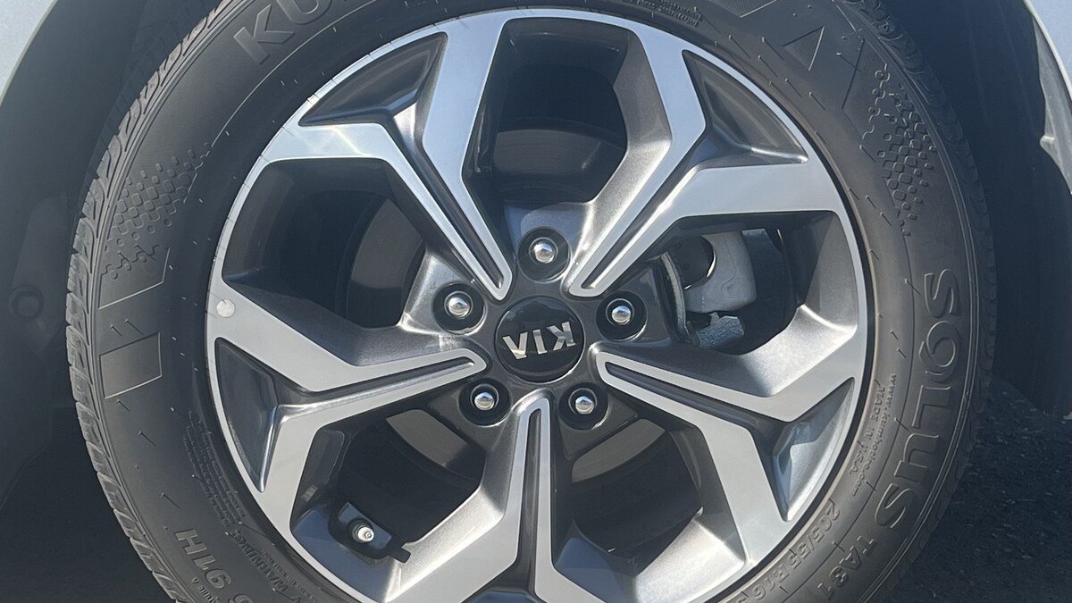 Pneu Kumho Solus monté sur une roue de voiture, pour illustrer un avis sur les pneus Kumho