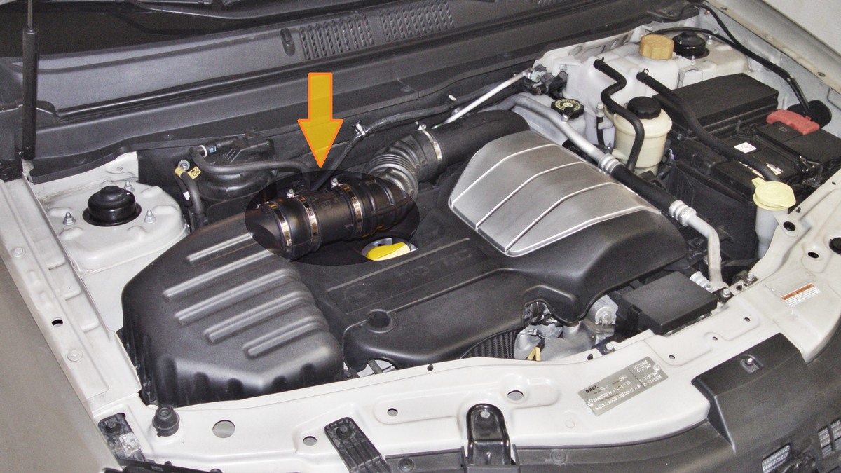 Débitmètre massique repéré dans le compartiment moteur d’une voiture