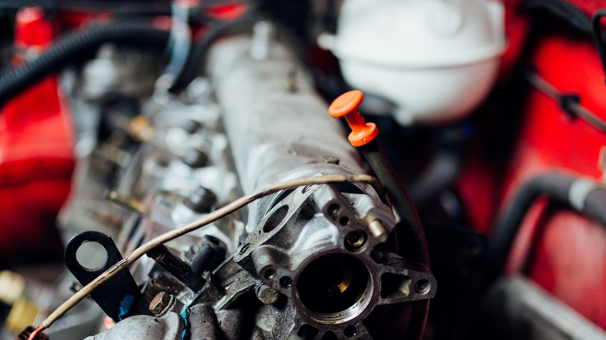 Moteur de voiture pour illustrer la conversion des kW en CV