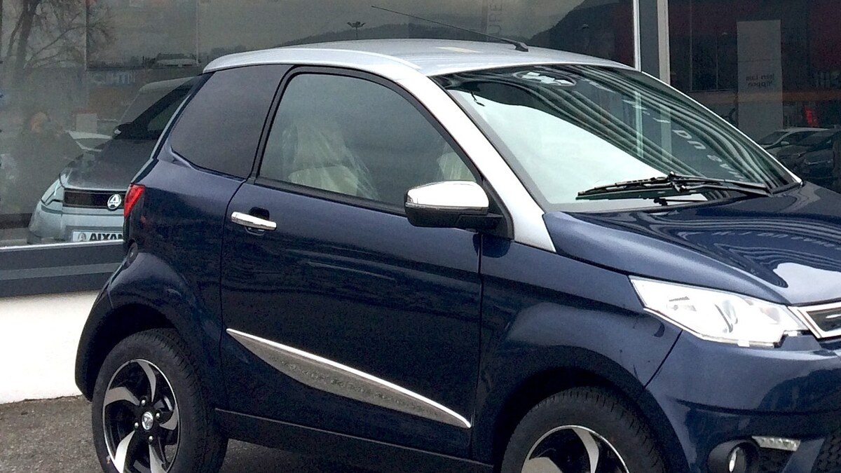 Voiture sans permis moderne pour illustrer une location locale