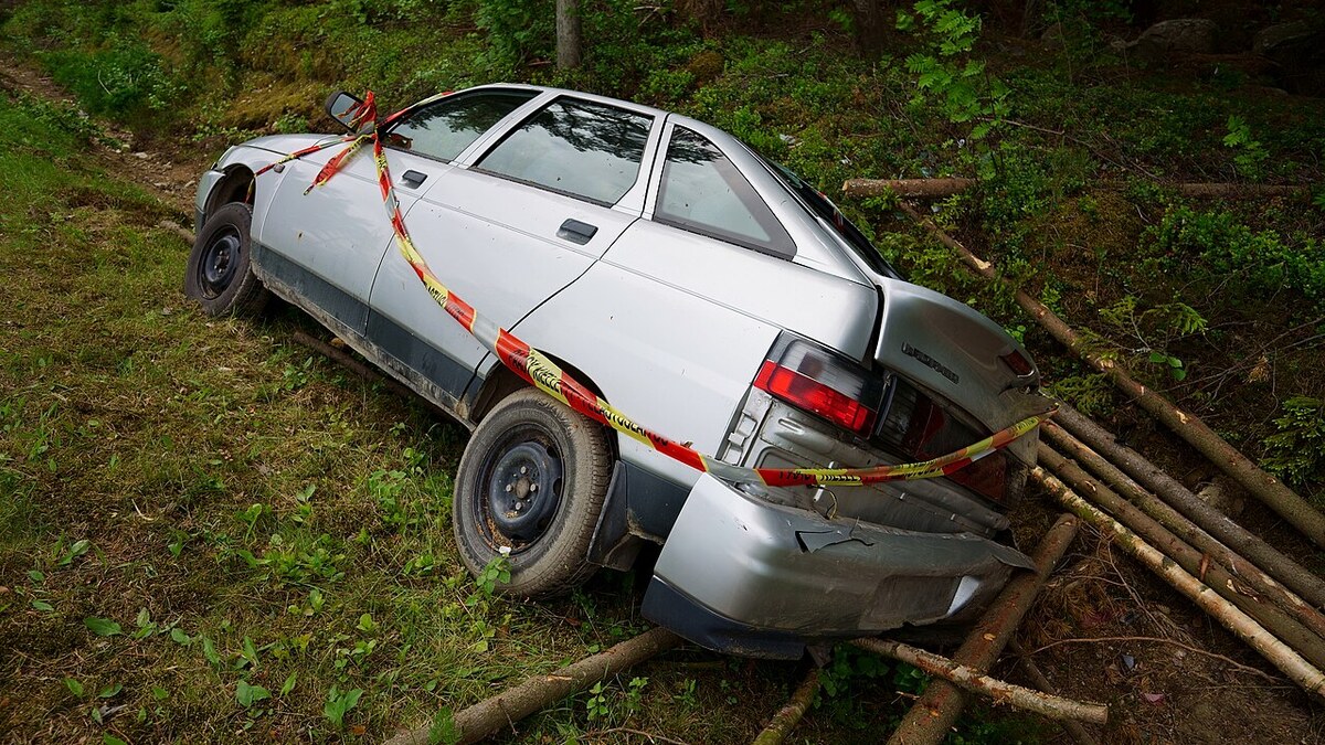 Voiture accidentée remorquée, illustration d’une situation RSV ou VEI