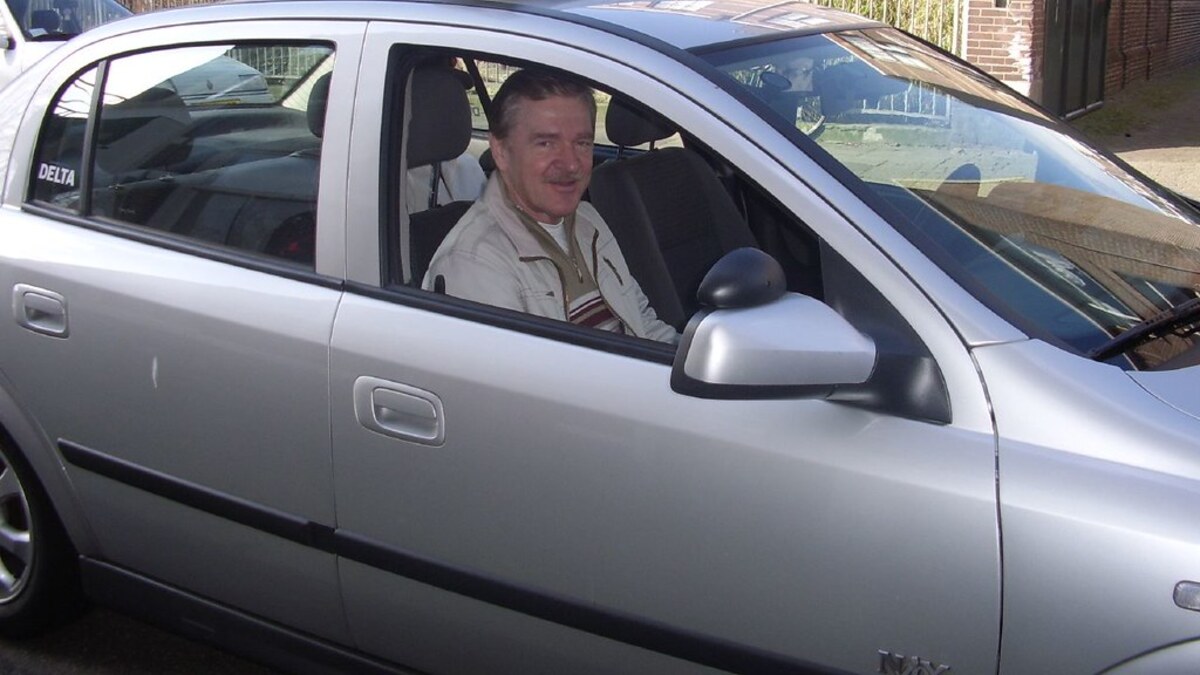 Moniteur d’auto-école dans une voiture-école, pour illustrer le salaire et les conditions du métier.