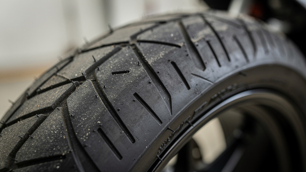 Profil d’un pneu de moto contrôlé dans un atelier
