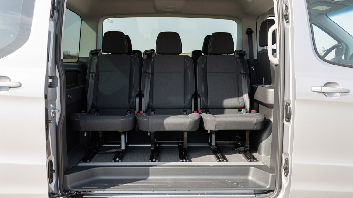 Rangées de sièges dans un minibus de location neuf places